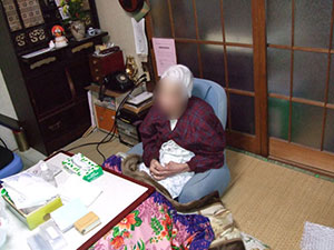 図1　1日中座椅子に座りきりの認知症患者・Aさん
